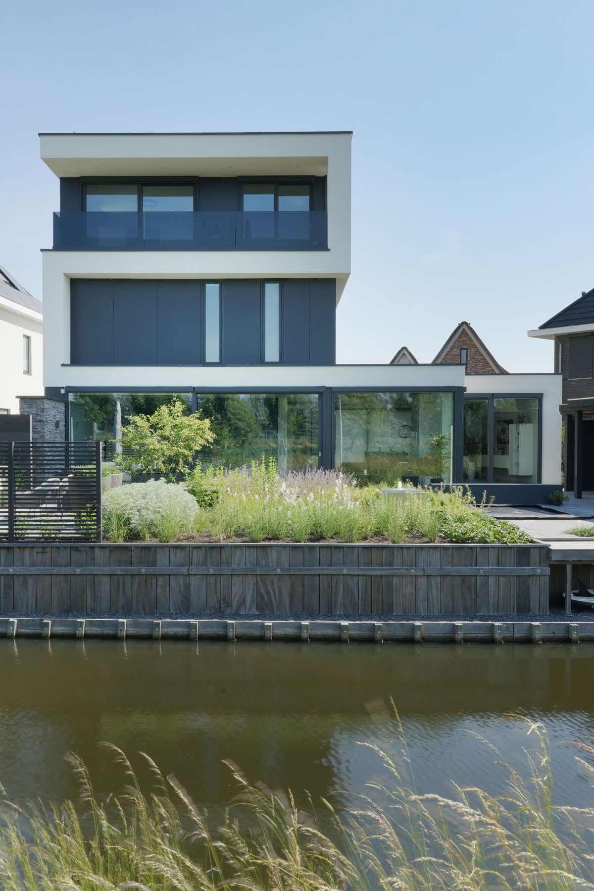 Moderne-kubistische-woning-op-een-kavel-aan-het-water-in-Pijnacker-staand02