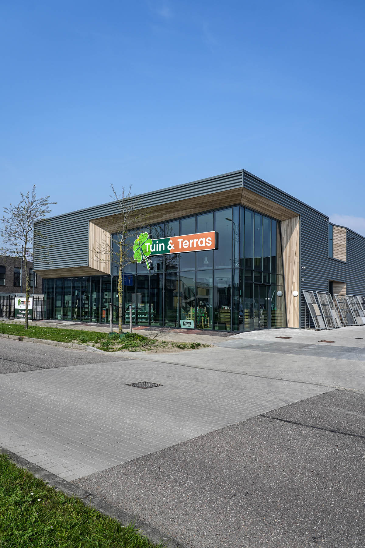 Nieuw bedrijfspand Tuin en Terras Lansingerland 1 staand