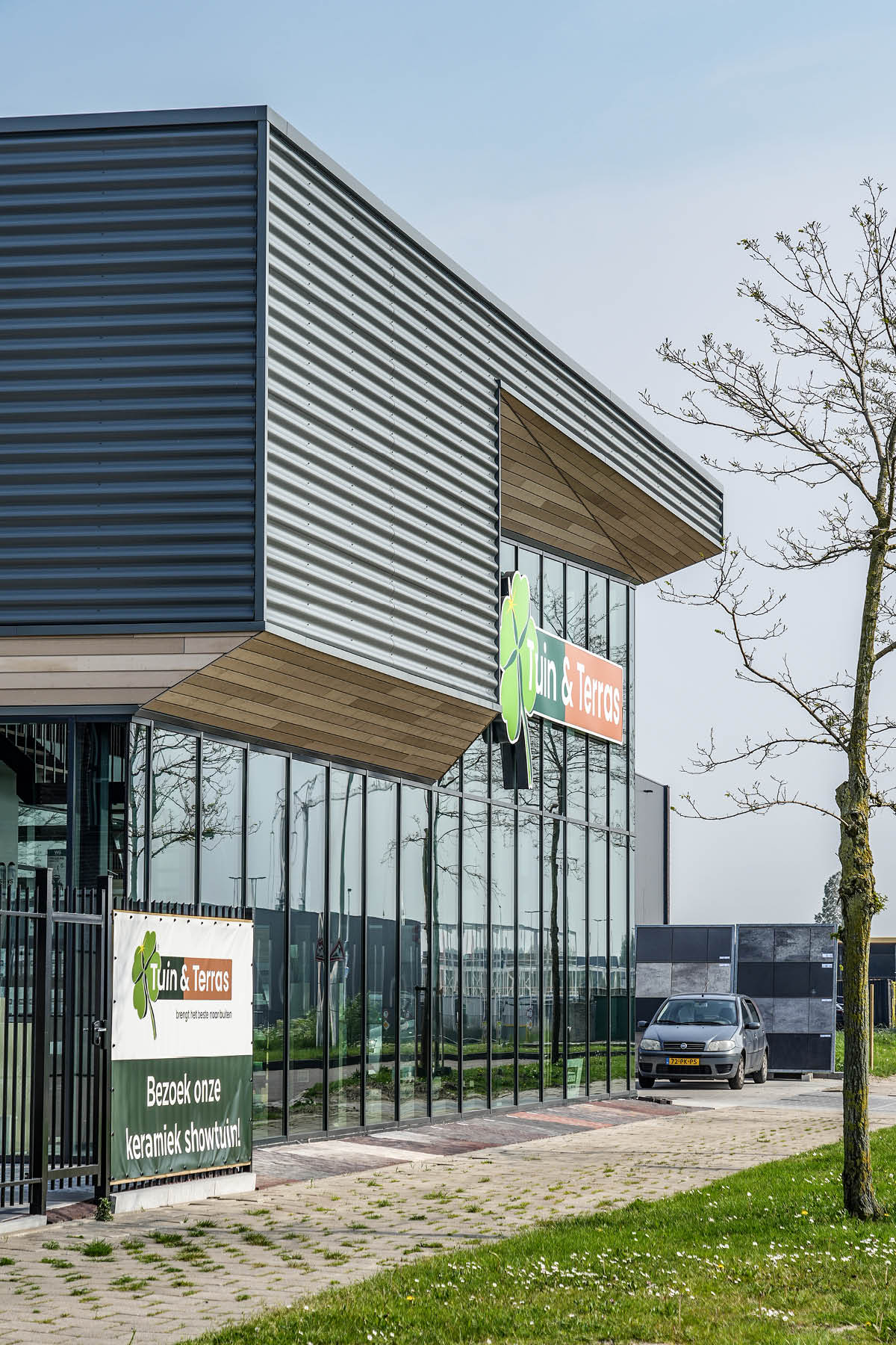 Nieuw bedrijfspand Tuin en Terras Lansingerland 2 staand