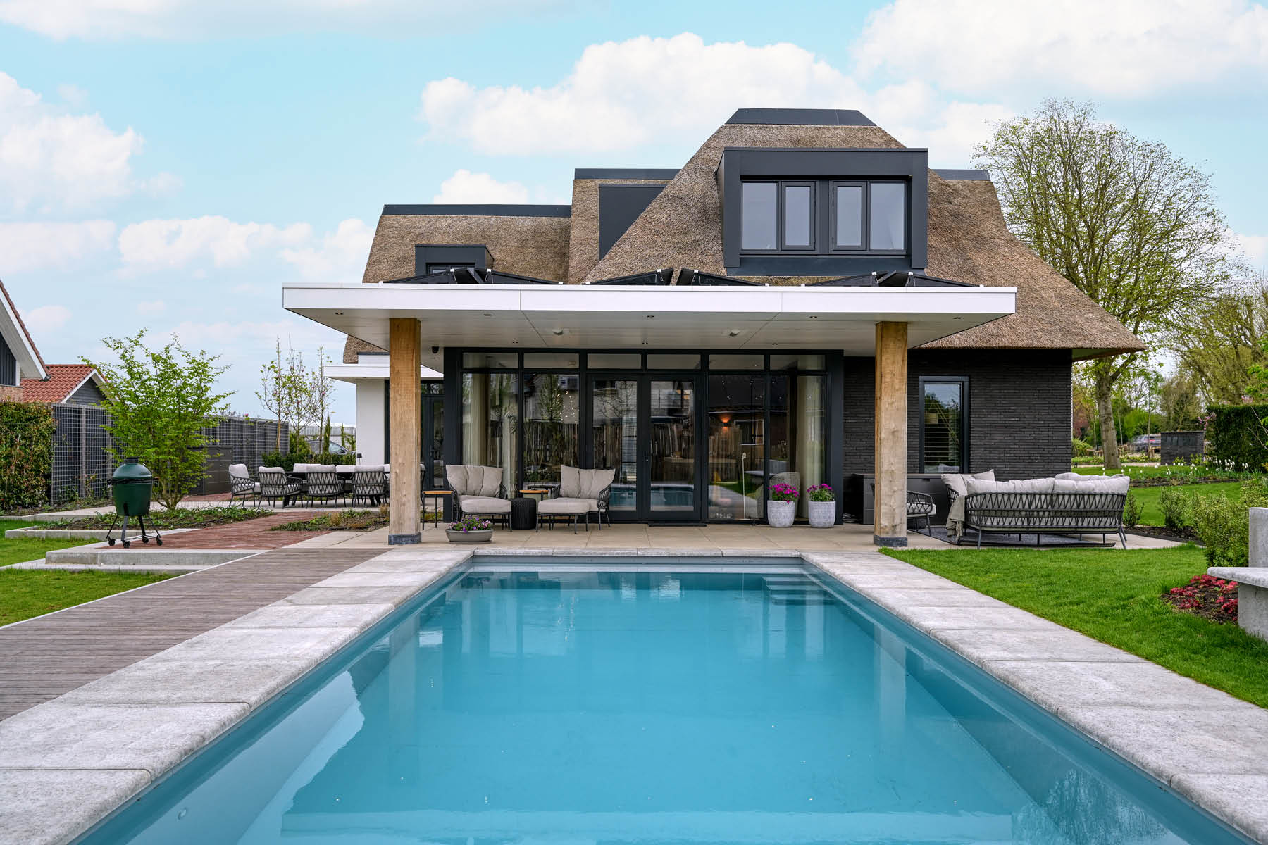 P200831-Moderne-rietgedekte-villa-in-boerderij-stijl-08